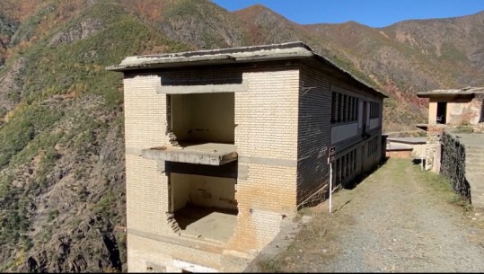 Të rinjtë në ish-burgun e Spaçit, Autoriteti i Dosjeve njeh nxënësit me pjesë nga historia e krimeve të regjimit komunist Të rinjtë në ish-burgun e Spaçit, Autoriteti i Dosjeve njeh nxënësit me pjesë nga historia e krimeve të regjimit komunist
