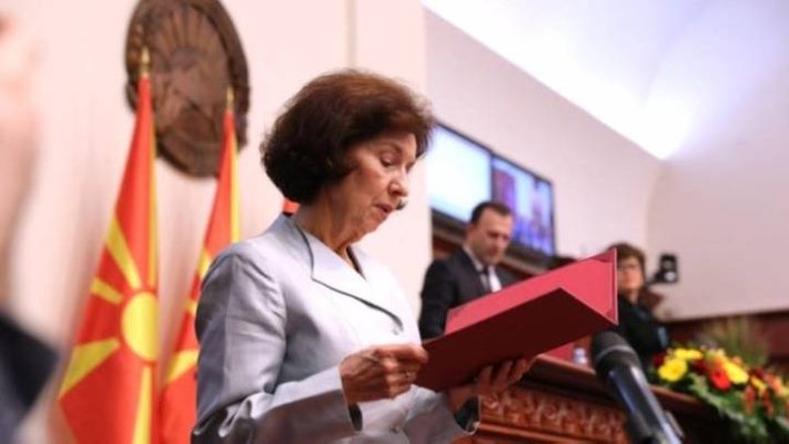 Betohet presidentja e re e Maqedonisë së Veriut, rindez “gjakrat” me Greqinë, reagon Ursula Von Der Leyen