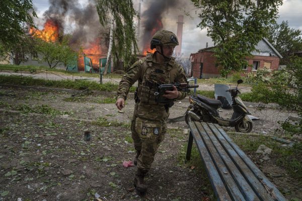 Rusët hynë me “duar në xhepa” në rajonin e Kharkivit, shkartohet komandanti ukrainas