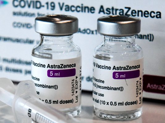 AstraZeneca e pranon për herë të parë: Vaksina e Covid-19 shkakton mpiksje të gjakut