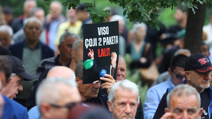 “Viso çoji dy paketa Lalit”, çfarë nuk u pa nga protesta para bashkisë, Argita Malltezi e pranishme (FOTOLAJM)