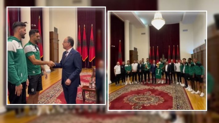 “Me kampionët e Shqipërisë”, Begaj pret në Presidencë çunat e Egnatias, presidenti Demrozi i dhuron fanellë me emrin e tij “Me kampionët e Shqipërisë”, Begaj pret në Presidencë çunat e Egnatias, presidenti Demrozi i dhuron fanellë me emrin e tij