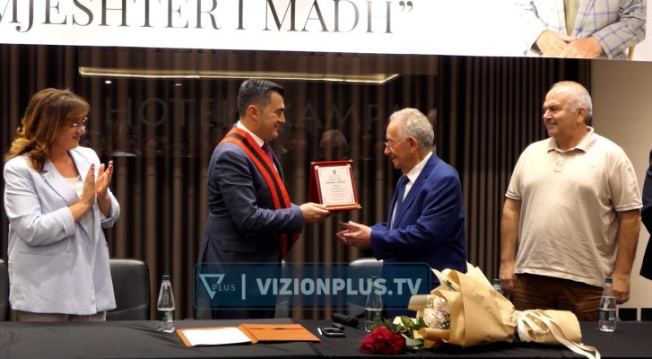 Nderohet inxhinieri Shkëlqim Bumçi, shpallet qytetar nderi në Elbasan, për kontributin e dhënë në dekada