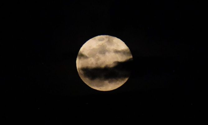 Hëna e plotë e majit, kur do të mund ta shihni në qiell