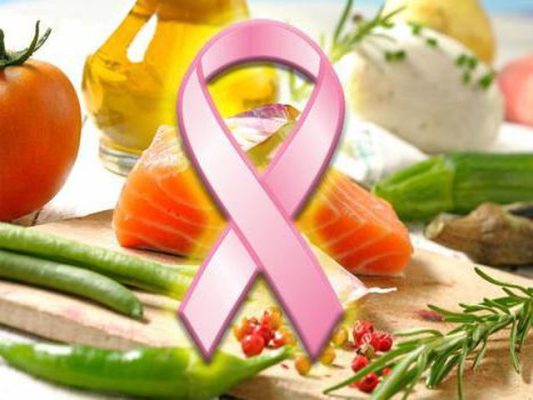 Dieta mesdhetare dhe ushqimet që duhet të hani kundër kancerit të gjirit