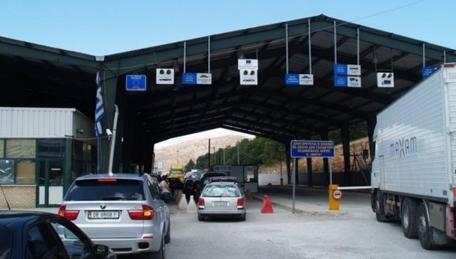 Pashka ortodokse, emigrantët kthehen në atdhe, fluks makinash në Kapshticë