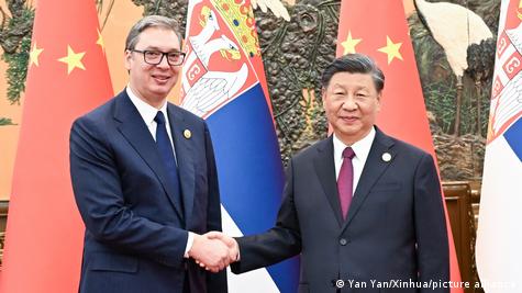 Xi Jinping viziton Serbinë, presidenti kinez pritet në Beograd me nderime të mëdha