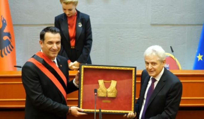 Tirana nderon Ali Ahmetin me titullin “Qytetar Nderi”, Veliaj: Frymëzues dhe misionar, do të mbetet në historinë e gjatë të kombit dhe qytetit tonë