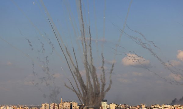 Hamasi lëshon raketa drejt zonës së Tel Avivit