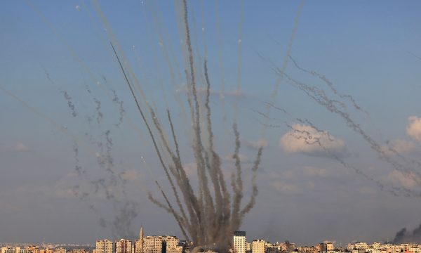 Hamasi lëshon raketa drejt zonës së Tel Avivit Hamasi lëshon raketa drejt zonës së Tel Avivit