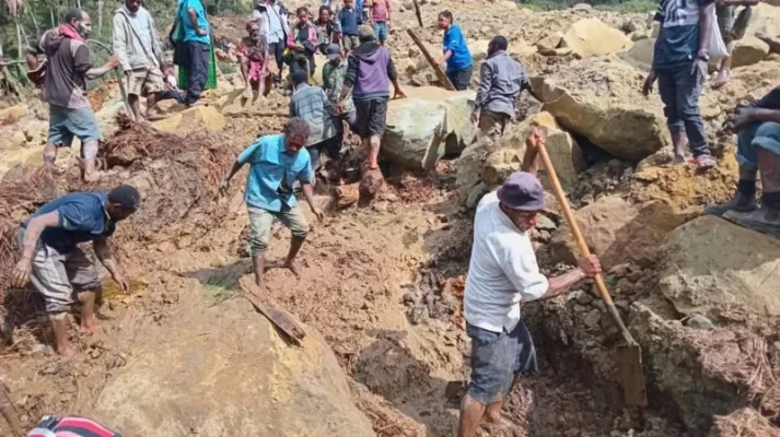 Rrëshqitja vdekjeprurëse e dheut kërcënon mijëra persona në  Papua Guinenë e Re ndërsa shpresat për të mbijetuar zbehen