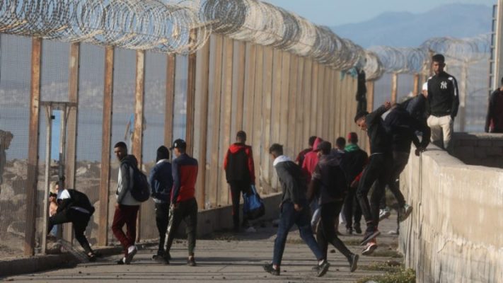 Amnesty International: BE-ja nuk duhet të “tregtojë me qenie njerëzore”, marrëveshja Shqipëri-Itali shqetësuese