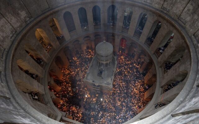 Bota feston Pashkët Ortodokse, besimtarët ndjekin meshën në kishën e varrit të shenjtë në jJerusalem
