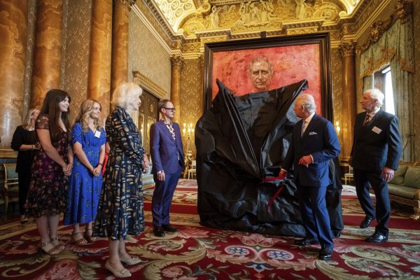 Prezantohet portreti i parë zyrtar i mbretit Charles III, reagimet e papritura ne internet Prezantohet portreti i parë zyrtar i mbretit Charles III, reagimet e papritura ne internet