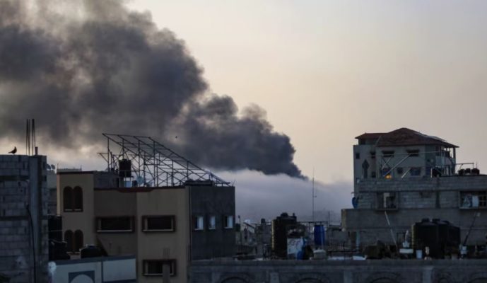 Trupat izraelite luftojnë me Hamasin në Rafah