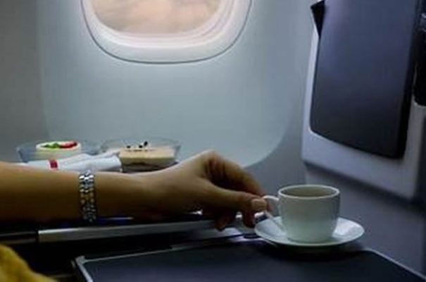 A e dini pse nuk duhet të porosisni kafe apo çaj në avion?