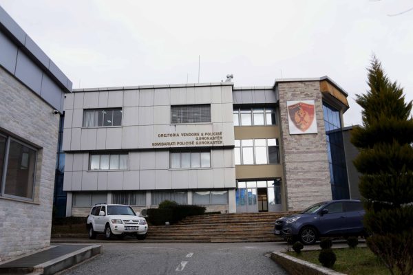 Prangoset  autori që plagosi me thikë  dy persona në Gjirokastër