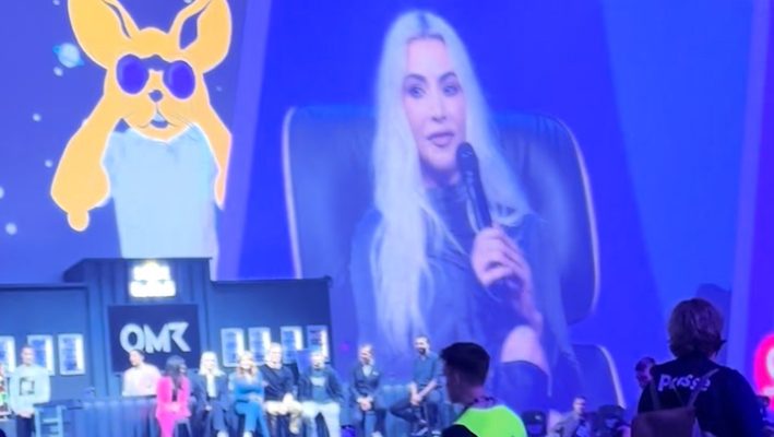 VIDEO/ “Lironi Palestinën”, protestuesja i ndërpret fjalimin, si reagon Kim Kardashian