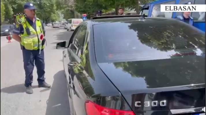 “Rrugorja” e Elbasanit “lëshon dorën” me gjobat, 18 shoferë të arrestuar për një muaj, mbi 8 mijë masa administrative