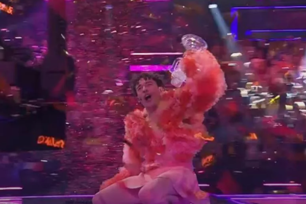 VIDEO/ Fitoi Eurovisionin, këngëtari nga Zvicra thyen trofeun