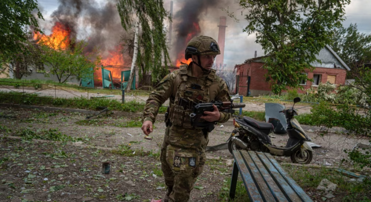 Trupat ukrainase tërhiqen nga disa zona, Zelenskyy shtyn udhëtimet jashtë vendit mes ofensivës ruse