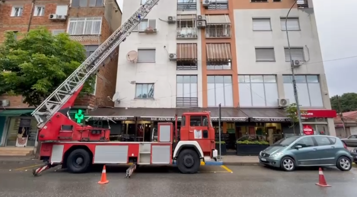 Moti i keq, rrëzohet fasada e pallatit në Tiranë, qytetarët shpëtojnë për mrekulli Moti i keq, rrëzohet fasada e pallatit në Tiranë, qytetarët shpëtojnë për mrekulli