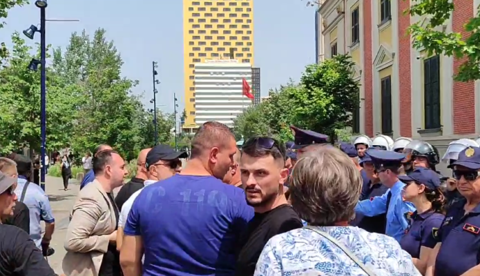 Dhunë në protestën para bashkisë Tiranë, plas grushti mes qytetarëve