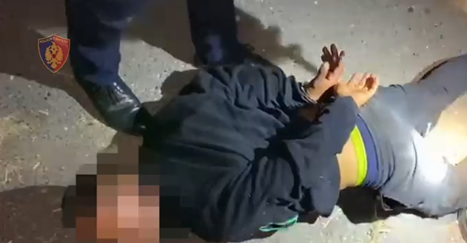 EMRI/ Kapet shitësi i farave të kanabisit në Vaun e Dejës, momenti i arrestimit EMRI/ Kapet shitësi i farave të kanabisit në Vaun e Dejës, momenti i arrestimit