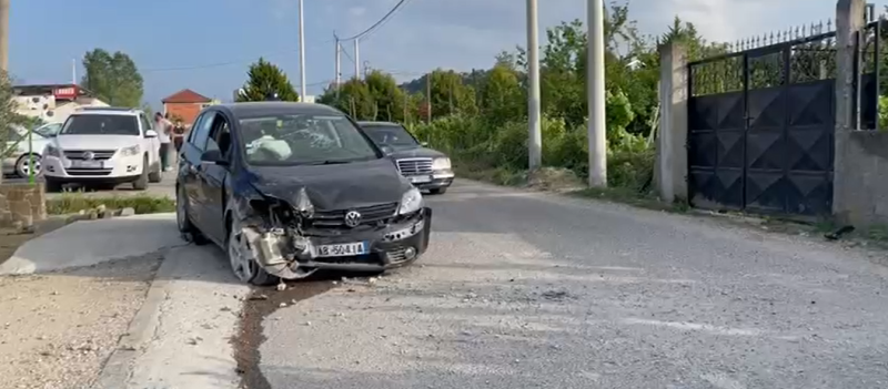 VIDEO/ Shoferi “tapë” në timon, makina del nga rruga, përplaset me murin rrethues