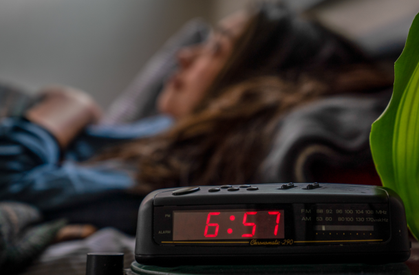 Shmangni një ditë të keqe, pse duhet të zgjoheni menjëherë sapo bie alarmi në mëngjes?