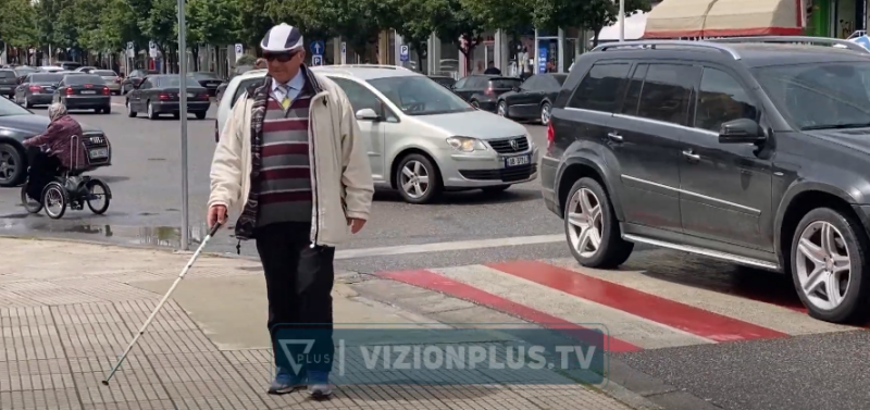 Të verbërit s’marrin shërbimin, kompanitë e transportit publik në Shkodër i detyrojnë të paguajnë biletën