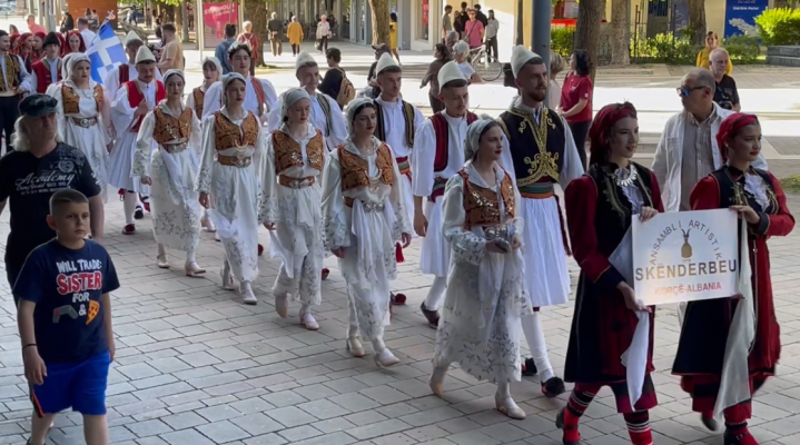 “Shpirti i Ballkanit” zbret në Korçë, turistët befasohen nga parada e kostumografisë
