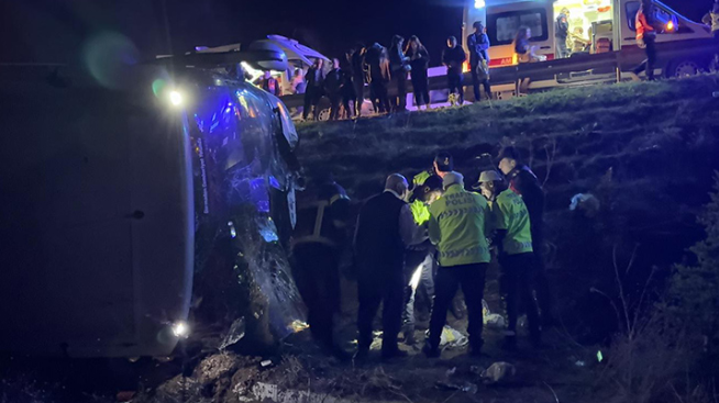 Aksidentohet autobusi në Turqi, 2 të vdekur dhe 34 pasagjerë të lënduar, dyshohet se shoferin e zuri gjumi në timon