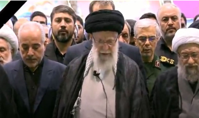 Lideri suprem i Iranit kryeson lutjen e funeralit për presidentin Raisi që vdiq nga rrëzimi i avionit Lideri suprem i Iranit kryeson lutjen e funeralit për presidentin Raisi që vdiq nga rrëzimi i avionit