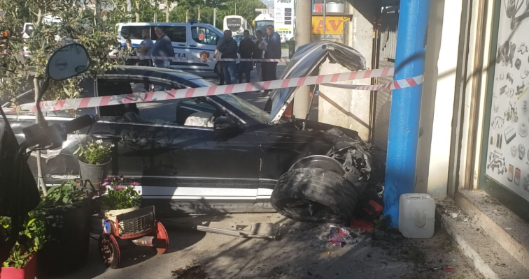 Aksident i rëndë në Durrës, “Benzi” me shpejtësi të madhe merr para biçikletën, një makinë dhe një motor
