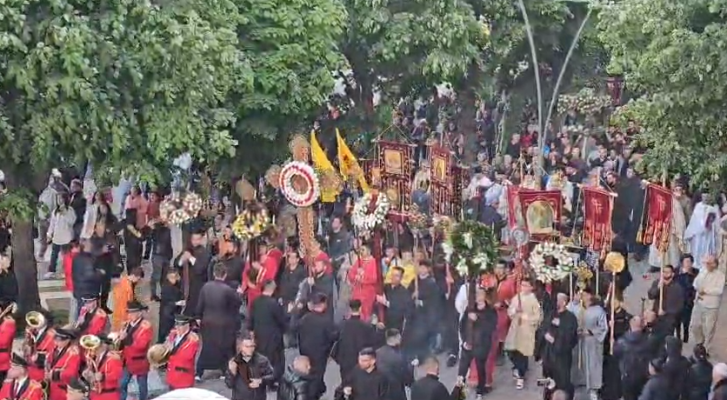 E Premtja e Zezë, besimtarët ortodoksë në Korçë mbajnë shërbesën për Epitafin