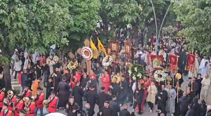 E Premtja e Zezë, besimtarët ortodoksë në Korçë mbajnë shërbesën për Epitafin E Premtja e Zezë, besimtarët ortodoksë në Korçë mbajnë shërbesën për Epitafin