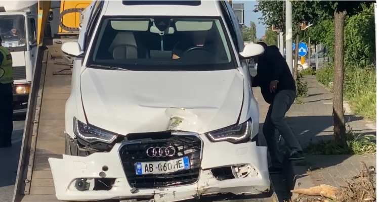 Aksident në rrugën Lezhë-Laç, makina përplaset me shtyllën e ndriçimit