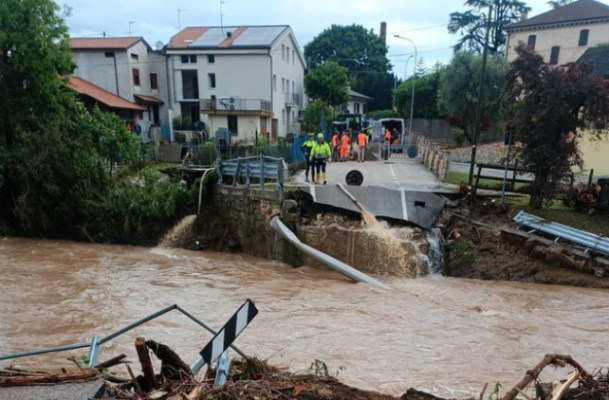 Moti i keq “gjunjëzon” veriun e Italisë e, një i vdekur nga përmbytjet