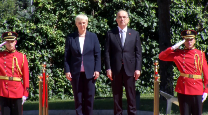 Begaj pret me ceremoni Presidenten e Sllovakisë, nga takimi kokë më kokë te konferenca, zbardhet agjenda Begaj pret me ceremoni Presidenten e Sllovakisë, nga takimi kokë më kokë te konferenca, zbardhet agjenda