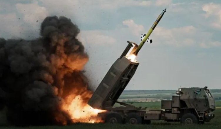 Sistemet raketore të artilerisë me lëvizshmëri të lartë (Himars) janë ndër armët që Ukraina është furnizuar nga SHBA
