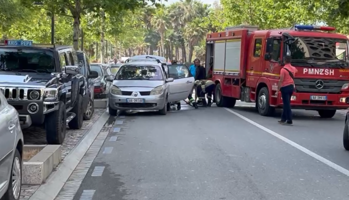 VIDEO/ Përshihet nga flakët e zjarrit makina në Vlorë