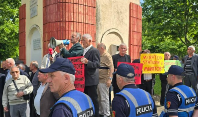 Minatorët protestë para Kuvendit: Pensioni nuk na del as për ilaçet
