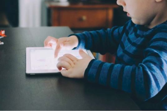 Ekspertët francezë: Fëmijët nën 3 vjeç asnjë sekondë para ekraneve, adoleshentëve t’u limitohen mediat sociale