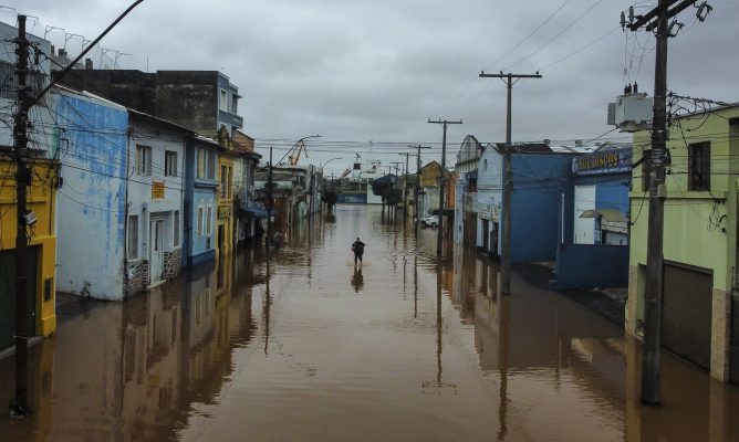Brazili nën mëshirën e motit të keq, 56 të vdekur dhe 67 të zhdukur