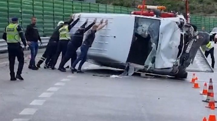 Aksident në Tiranë, përmbyset furgoni afër Farkës