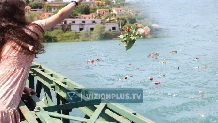FOTO LAJM/ Tragjedia në Shkodër, qytetarët homazhe për jetët e ndërprera në mes, hedhin lule në Bunë