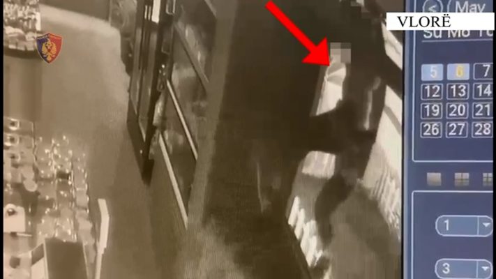 Kamerat e sigurisë “tradhtojnë” hajdutin në Vlorë, momenti kur i riu vjedh paratë në dyqan
