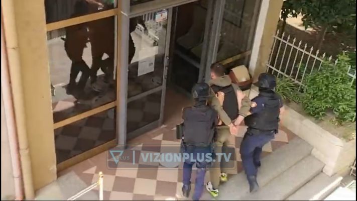 I veshur me antiplumb, mbërrin në gjykatë Azgan Mernica, shoqërohet nga forca të shumta policie