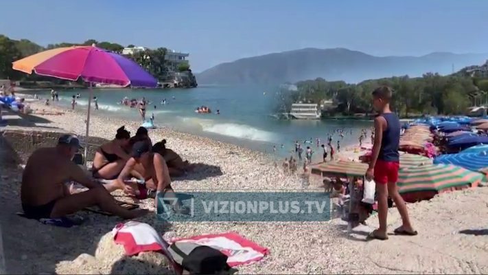 Turistët mbushin plazhet e Vlorës, të huajt shijojnë detin dhe ushqimet tradicionale